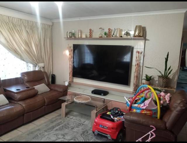 3 BEDROOM HOUSE FOR SALE IN THATCHFIELD